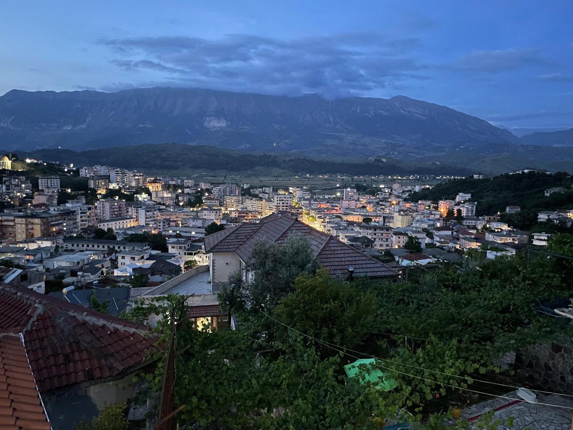 Luigi Guest House จีโรคาสเตอร์ ภายนอก รูปภาพ