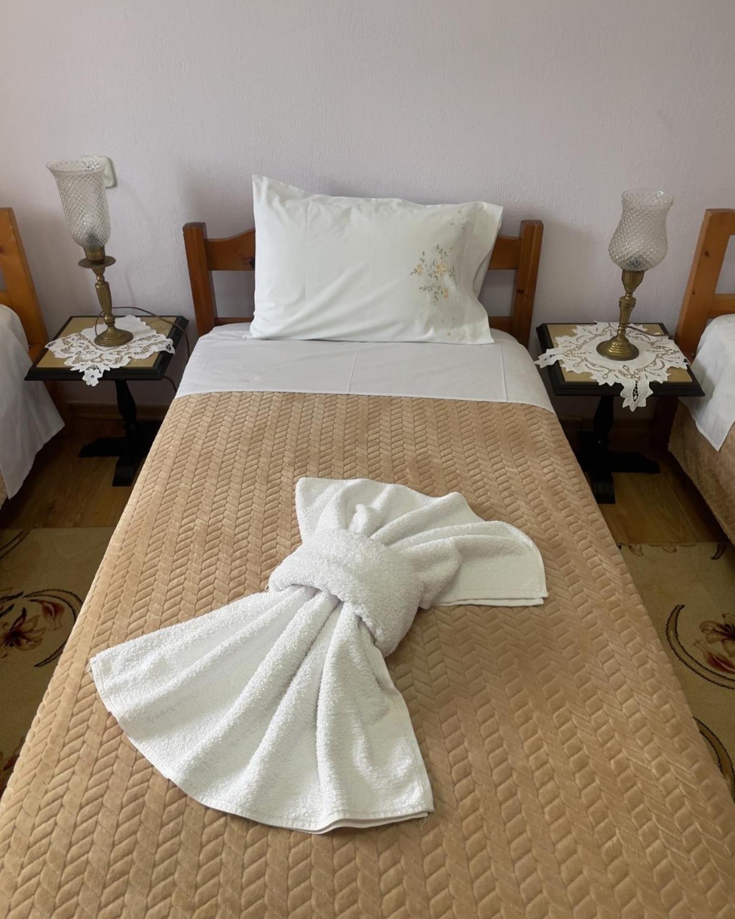 Luigi Guest House จีโรคาสเตอร์ ภายนอก รูปภาพ